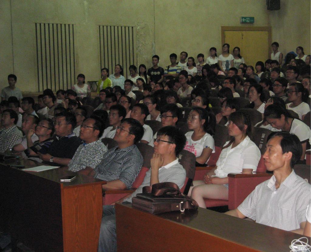 公司老师和员工认真听取汪教授报告